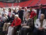 Personas mayores que participan en los Talleres de Reminiscencia de la Diputación visitan San Mamés