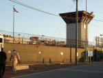 Los afganos repatriados de Guantánamo llegan a Kabul para ir con sus familias