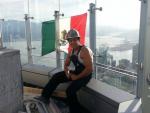 Un hombre coloca una bandera de México en lo alto de la Torre Trump en Canadá