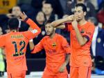 Busquets salva al Barça en Mestalla en un día de luto para el fútbol español