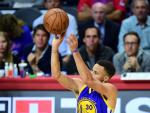Steph Curry of the Golden State Warriors shoots fo