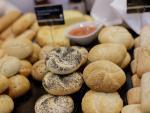 Un total de 47 panaderos de Madrid recogerán firmas contra refrán 'pan con pan comida de tontos' por ser "denigrante"
