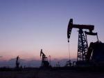 El petróleo Brent baja a mínimos de 2017, por debajo de 50 dólares