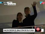 Mauricio Macri que tomará la presidencia de Argentina al medio día del jueves, salió al balcón de su casa pasadas las doce de la noche del miércoles