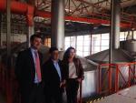Reyes destaca la apuesta de Cruzcampo por Jaén en su visita a la fábrica y la Escuela de Hostelería