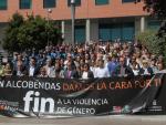 Concejales y vecinos de Alcobendas guardan un minuto de silencio por el doble asesinato en la localidad