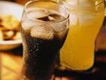 Llamazares lamenta la reacción "exagerada e hipócrita" de los grupos frente al impuesto sobre bebidas azucaradas