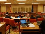La Comisión de Presupuestos enfrenta a los grupos con acusaciones de "fraude democrático" en su primer debate