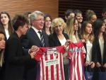 Carmena dice que las jugadoras del Atlético de Madrid Femenino son "todo un ejemplo" para las futuras generaciones