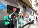 La PAH protagoniza una protesta en la puerta de la sede del PP de La Rioja
