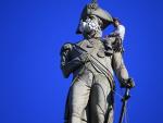 Ecologistas colocan mascarillas a 15 estatuas famosas de Londres para denunciar la contaminación