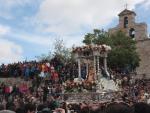 La Romería de la Virgen de la Cabeza en Andújar arranca con la tradicional ofrenda de flores