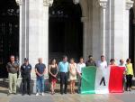 Una treintena de personas, la mayoría ediles del Ayuntamiento de Valladolid, se concentra en solidaridad con Italia
