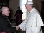 El Papa Francisco saluda y entrega un rosario al obispo de Santander