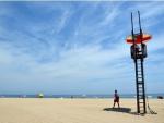 El viento y las olas obligan a izar 37 banderas amarillas en las playas catalanas