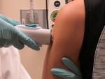 Comienzan a probar en personas la primera vacuna en investigación contra el virus