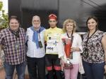 Tezanos y Ruiz entregan el premio al ganador de la Vuelta Internacional al Besaya