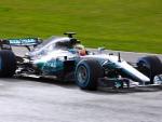 Hamilton: "Si Vettel quiere demostrar que es un hombre, que lo haga fuera del coche"