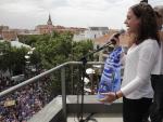 La alcaldesa recibe al Getafe CF por su ascenso y miles de aficionados acuden a la plaza del Ayuntamiento