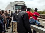 4.500 personas intentan salir de Calais