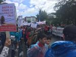 (AM) Cientos de personas rodean la Xunta en Santiago en una manifestación contra del cierre de centros educativos