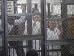Los periodistas de Al Yazira serán juzgados de nuevo, pero siguen en prisión