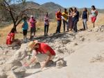 Jóvenes realizan tareas arqueológicas en el yacimiento de Tózar en el campo de trabajo del IAJ