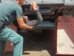 La Guardia Civil rescata en Algeciras a un inmigrante que viajaba oculto en los bajos de un vehículo