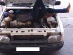Detenido en la frontera de Ceuta por llevar a un migrante oculto empotrado junto al motor de su coche
