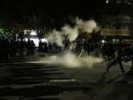 La policía lanza gases lacrimógenos contra los manifestantes el pasado sábado en Berkeley, California