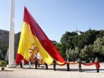 La bandera española de 300 metros cuadrados y 35 kilos ondea en Colón por el día del patrón de Madrid