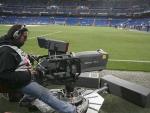 Un cámara en un partido de fútbol