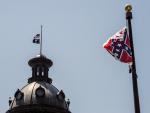 La bandera confederada ondea en Carolina del Sur tras la matanza de Charleston