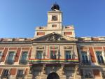 La Puerta del Sol luce la bandera arcoíris con motivo del Día del Orgullo LGTB