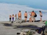 Los turistas extranjeros nudistas en la montaña sagrada de Borneo