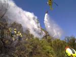 Dos helicópteros y más de cien efectivos siguen trabajando en la extinción del incendio de La Palma