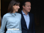 David Cameron, a la salida del colegio electoral con su mujer, Samantha.