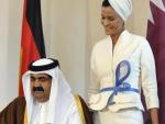 El emir de Qatar, el jeque Hamad bin Jalifa al Thani, acompañado por su esposa Mouza Bint Nasser Al Missned