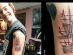 Harry Styles se tatúa un navío en un brazo