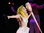 Lady Gaga se cae de espaldas en un concierto en Houston
