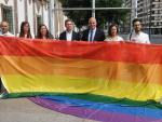 Diputación iza la bandera arco iris contra la LGTBIfobia y en favor de la "solidaridad y libertad"