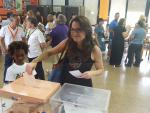 Oltra anima a votar "con una sonrisa" para lograr un gobierno que rescate personas y atienda intereses valencianos