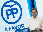 Rajoy asegura que no cambiará su campaña en Cataluña por los hostigamientos