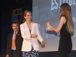 La Infanta Elena entrega la insignia de oro y brillantes del Club de Estudiantes a César Alierta