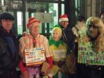 Lotería Navidad 2014: Los disfraces en la cola del Teatro de NAvidad