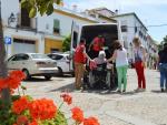 Una treintena de mayores de residencias visitan los Patios de Córdoba gracias al voluntariado de Cruz Roja
