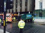El camión empotrado en la fachada de un hotel tras el mortal atropello