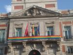 Arcópoli propone que se pinten los pasos de peatones y que se ice la bandera del arcoíris de todos los ayuntamientos