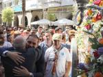 Autoridades despiden al Simpecado de la Hermandad de Emigrantes con una ofrenda floral