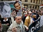 Un grupo de manifestantes pide ante la sede del PSOE la dimisión de Zapatero